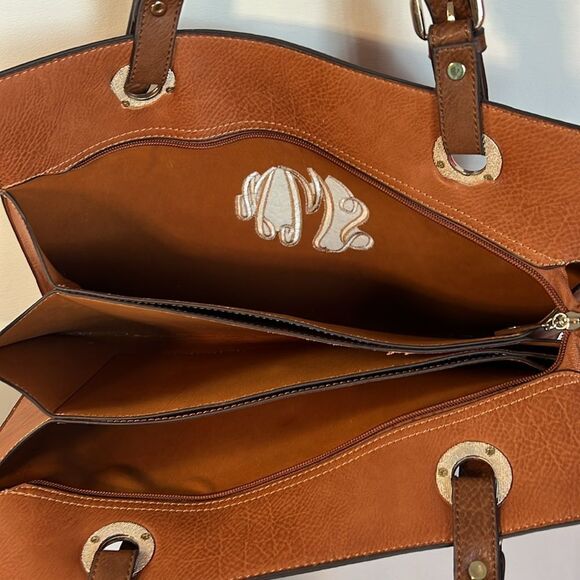 Are your initials SMM? Here is a quality no brand monogrammed purse for Spring! - Picture 6 of 8